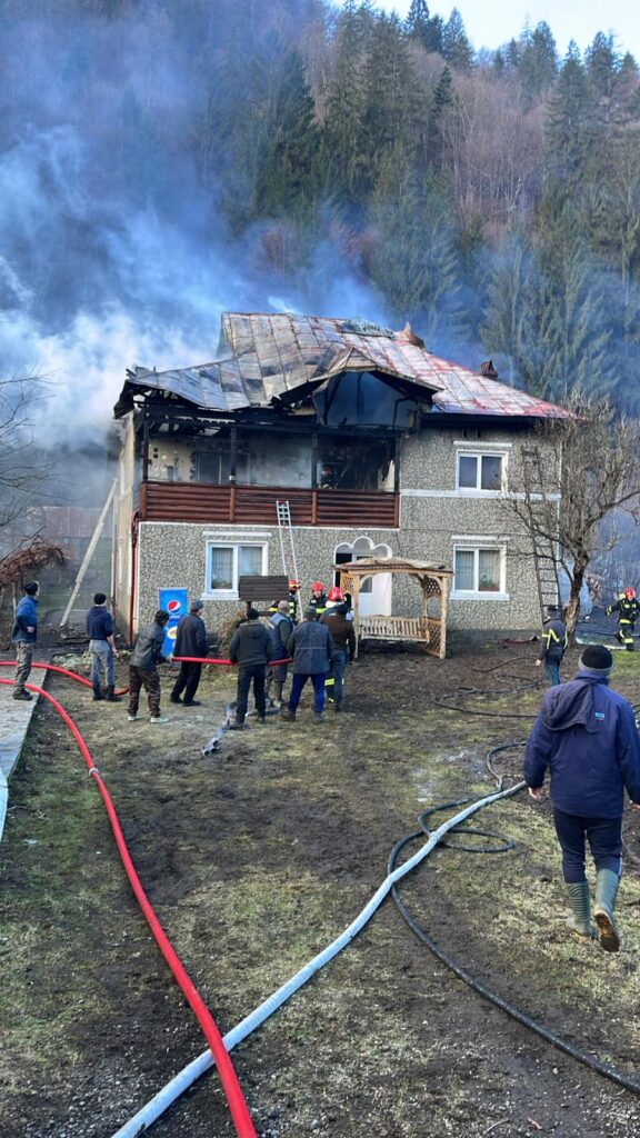 Vâlcea: Incendiu izbucnit la o casă, în localitatea Voineasa