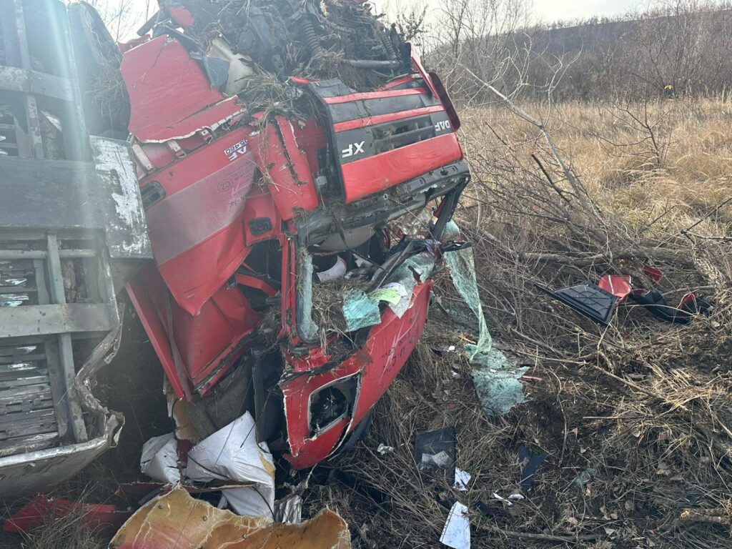 (VIDEO) Tir răsturnat pe DN 6, în localitatea doljeană Almăj