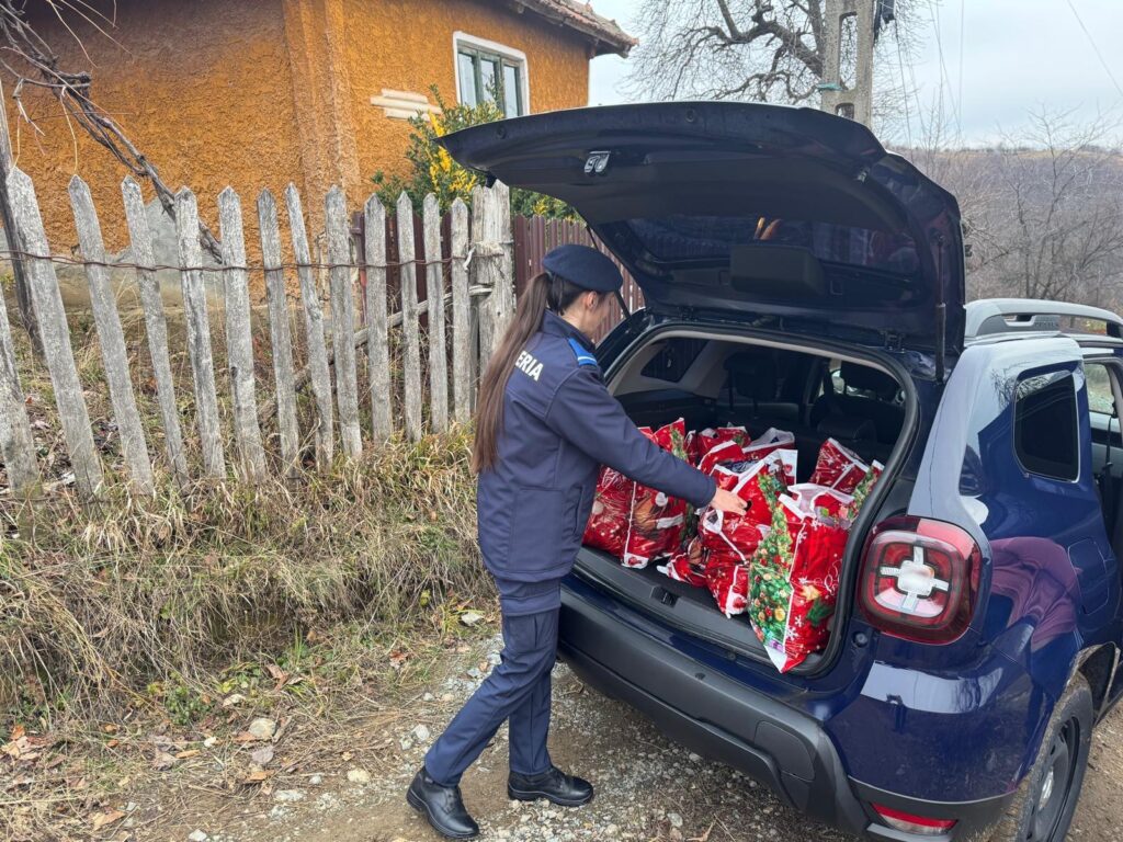 Mehedinți: Jandarmii au adus un strop de speranță unor familii nevoiașe