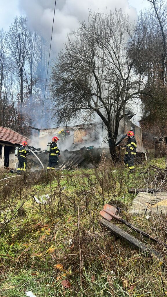 Incendiu la o casă din localitatea Stoilești. O persoană a murit