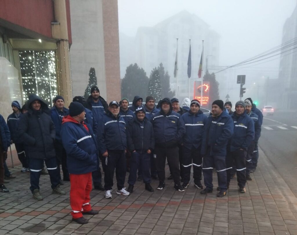 Protest de Anul Nou în fața sediului CEO din Târgu Jiu