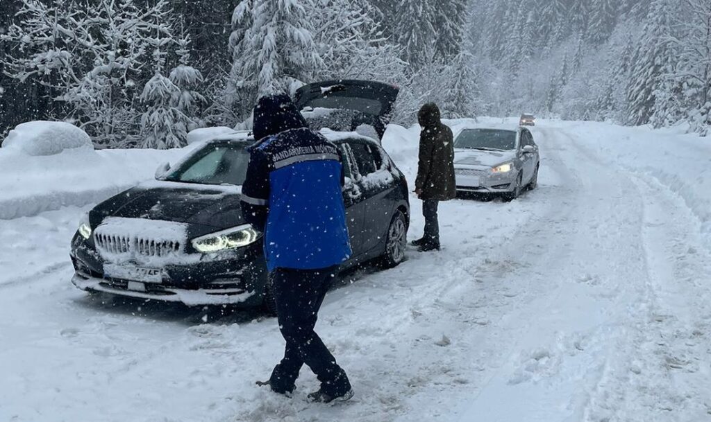Mai mulți doljeni au rămas înzăpeziți pe Transalpina