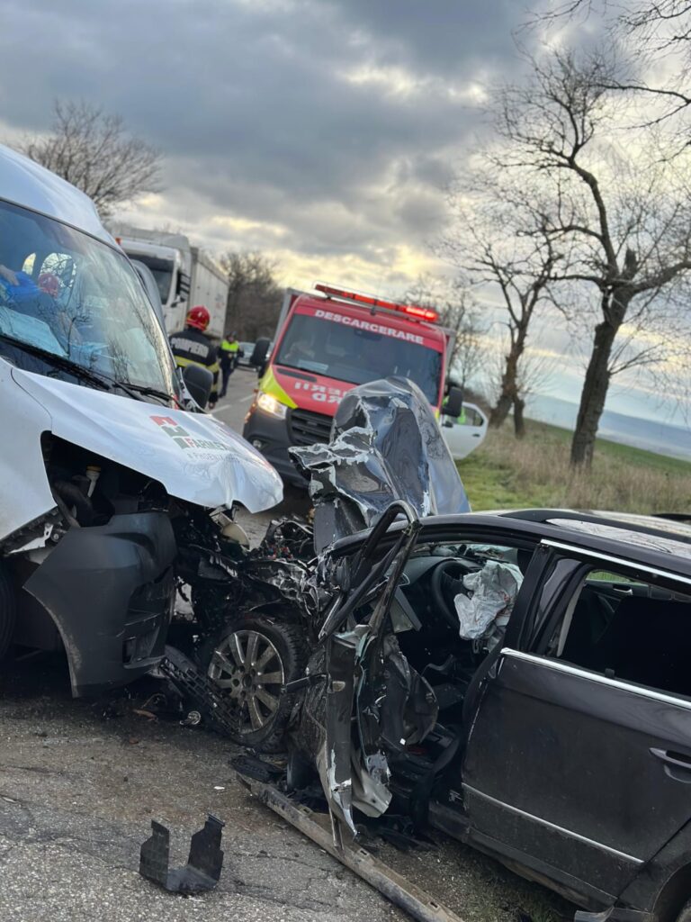 O persoană a murit şi alte trei au fost rănite după ce au intrat cu maşina într-o dubiţă