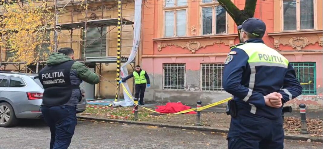 Un muncitor care lucra la fațada unui imobil a murit după ce a căzut de pe schelă