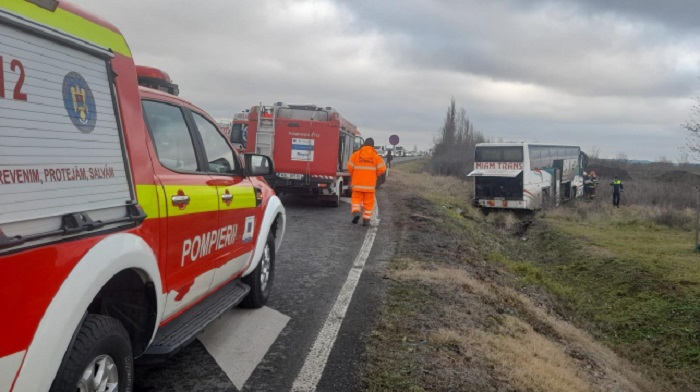 Timişoara: Autocar cu 25 de oameni implicat într-un accident. Şoferului i s-a făcut rău la volan, apoi a murit