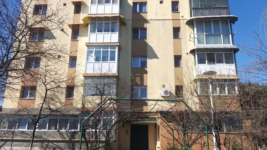 Proprietarii nu au voie să blocheze intrările în bloc