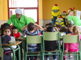 Spania vrea să înlocuiască sucurile cu fructe în cantinele şcolare