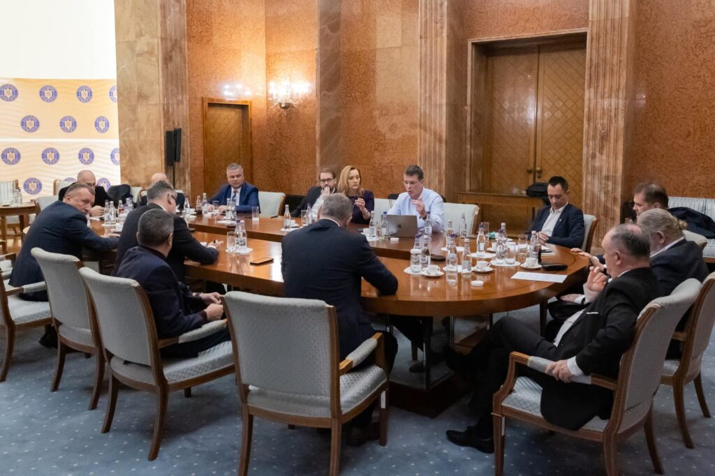 Coaliţia a hotărât să comaseze ministerele Muncii şi Energiei cu alte ministere