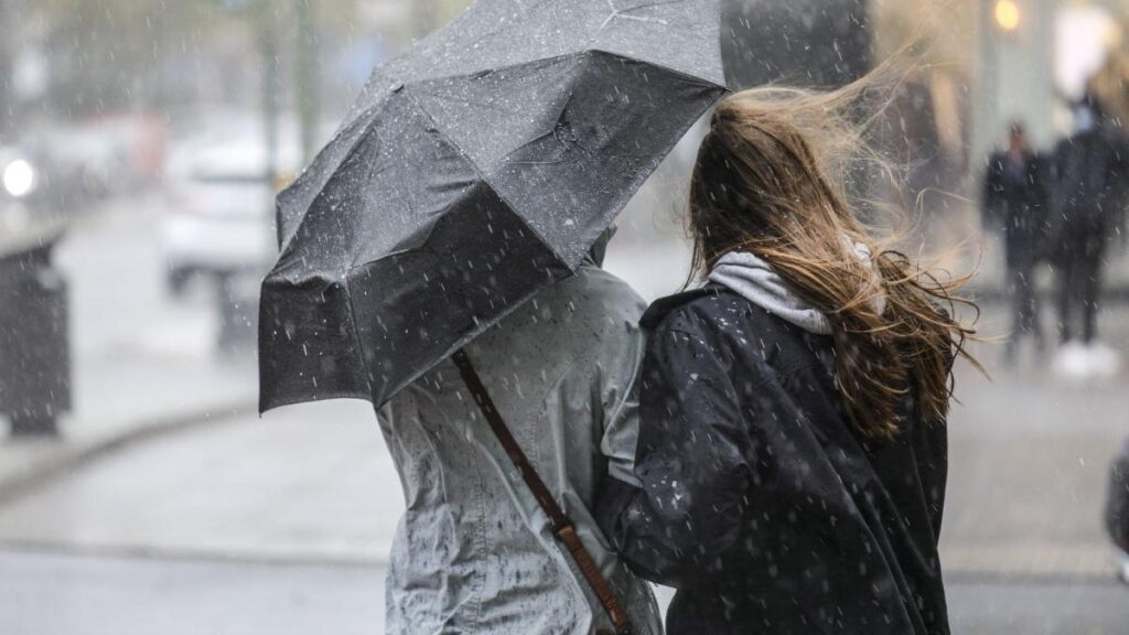 Alertă meteo de vânt și ploi, până miercuri dimineața