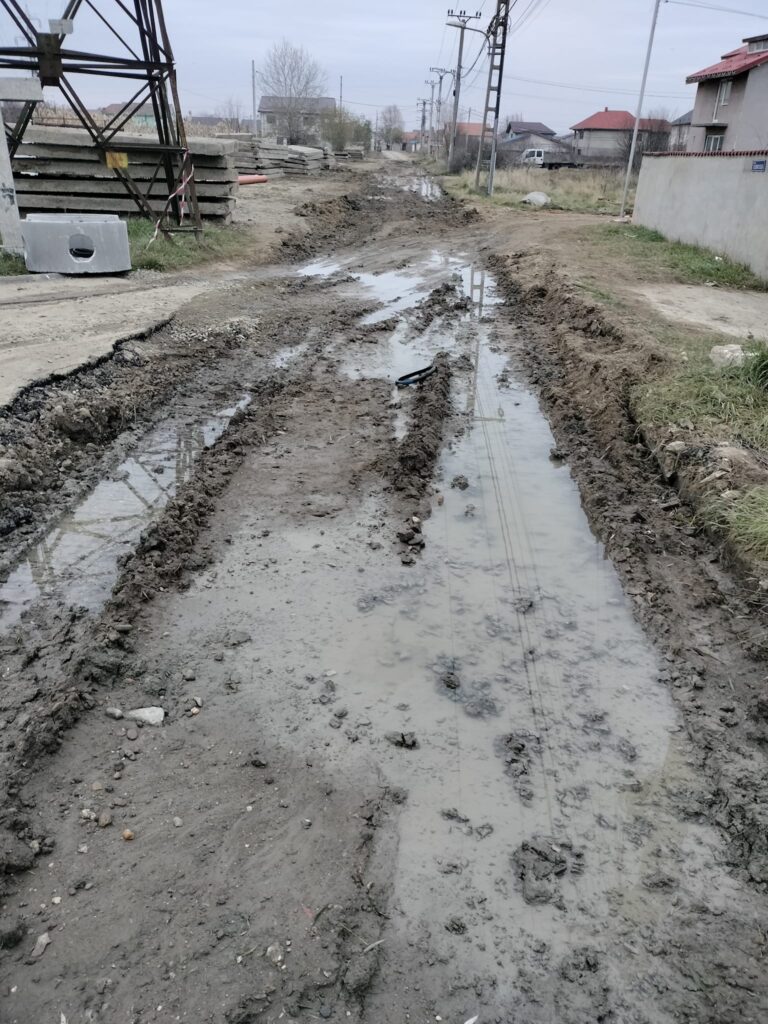Străzi făcute praf de lucrările pentru canalizare şi de ploi