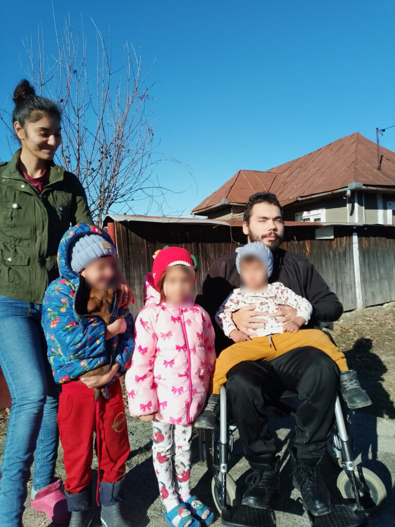 Un tânăr imobilizat în scaun rulant strânge bani pentru ca o mamă bolnavă cu 3 copii să își cumpere o casă