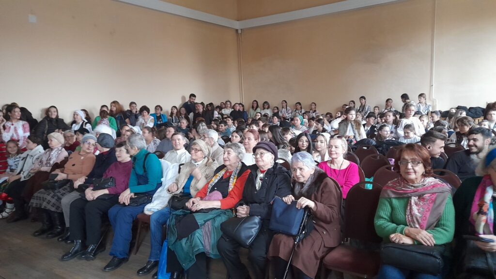 Daruri și colinde de Crăciun, pentru persoanele vârstnice din cadrul Centrului social „Sfinții Doctori Cosma și Damian”