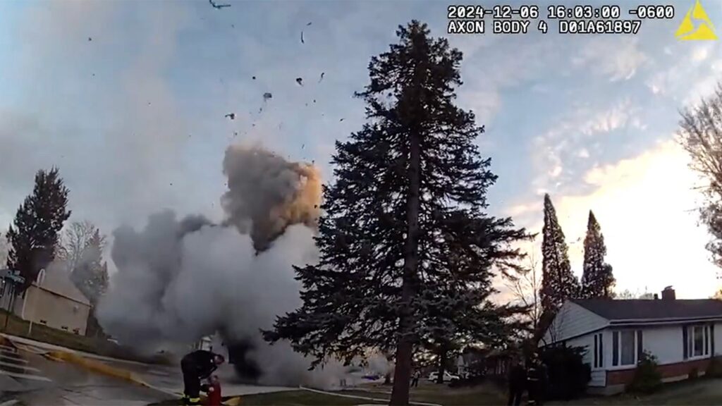 (VIDEO) Un camion de gunoi a explodat. Trei persoane au fost rănite