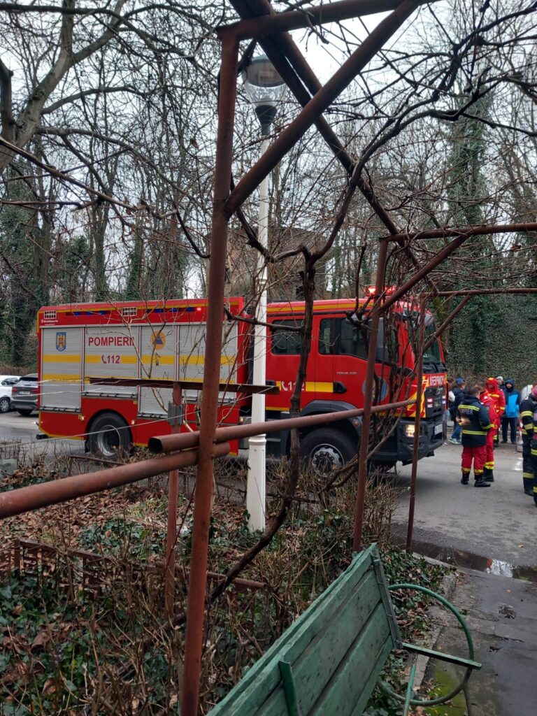 Incendiu într-un apartament din Craiova. 20 de persoane s-au evacuat