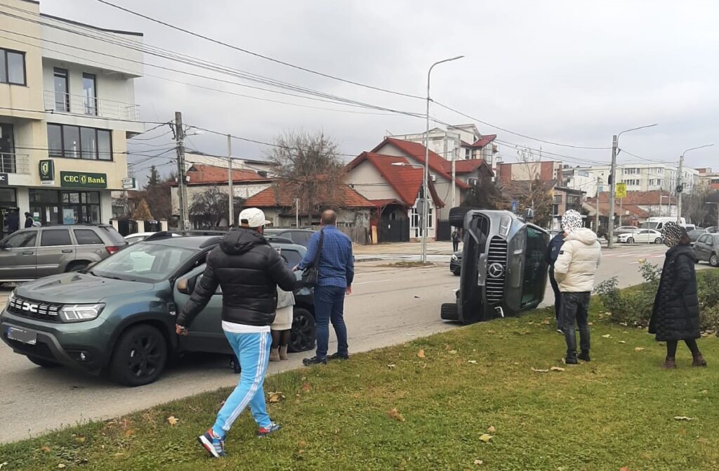Mercedes răsturnat pe bulevardul 1 Mai din Craiova