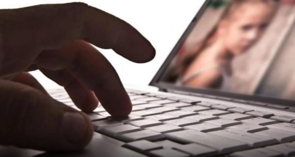 Tânăr de 18 ani, în arest pentru pornografie infantilă