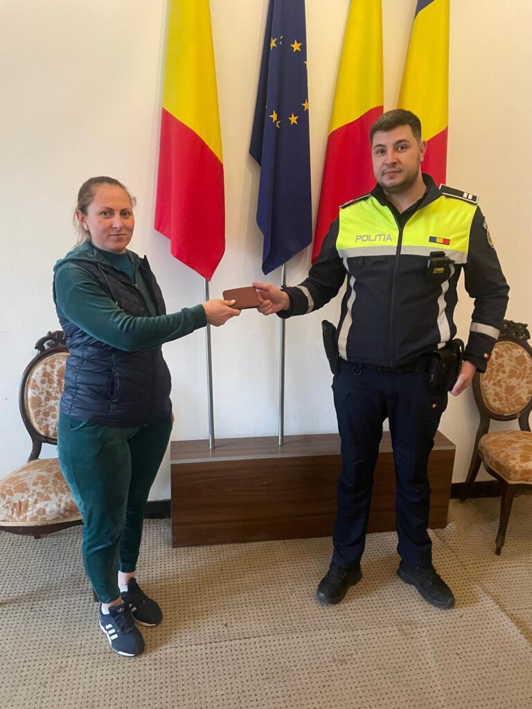 O femeie din localitatea Băilești a găsit un portofel cu bani și a solicitat sprijinul poliţiştilor pentru găsirea proprietarului
