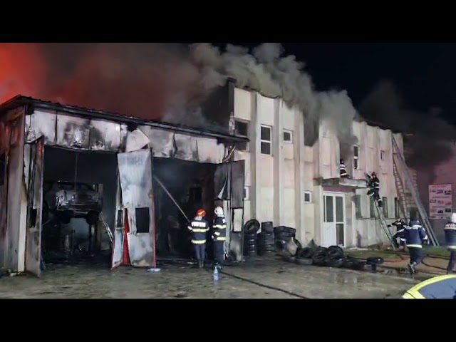 (Video) Incendiu puternic la un service auto din Popoveni