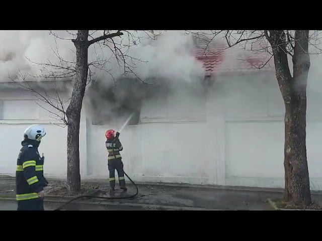 (Video) Incendiu la Liceul „Tudor Vladimirescu“ din Craiova
