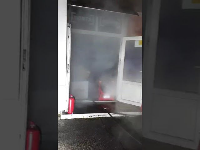 (VIDEO) Incendiu la parterul unui bloc din Râmnicu Vâlcea. Peste 60 de oameni, evacuați