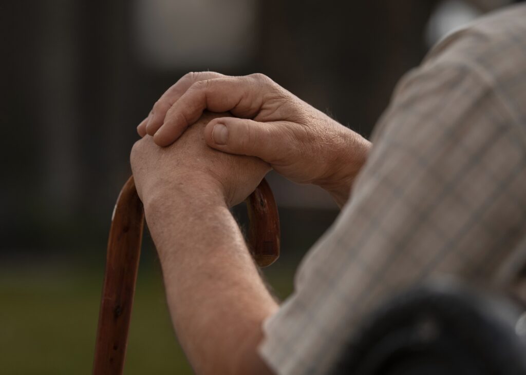 Cămin privat de bătrâni din Podari, amendat cu 20.000 lei după descoperirea unor cazuri de râie