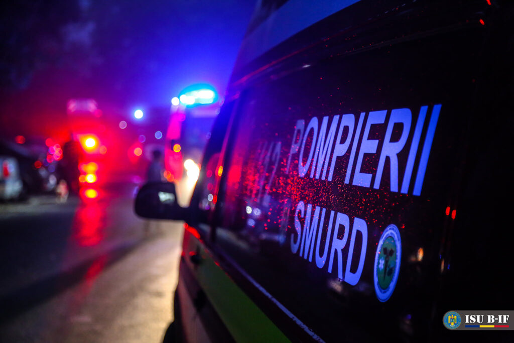 Accident pe DEx12, la Balș: o autoutilitară s-a răsturnat după impactul cu glisierele, doi răniți