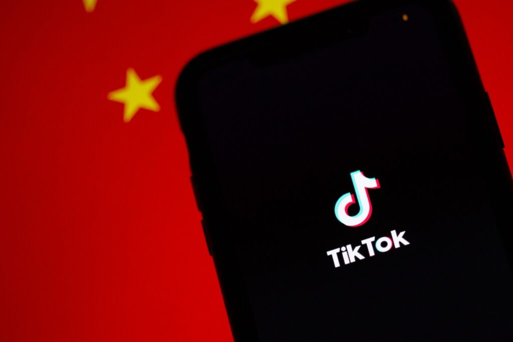 Comisia Europeană a cerut TikTok informații complete în 24 de ore despre campania lui Călin Georgescu