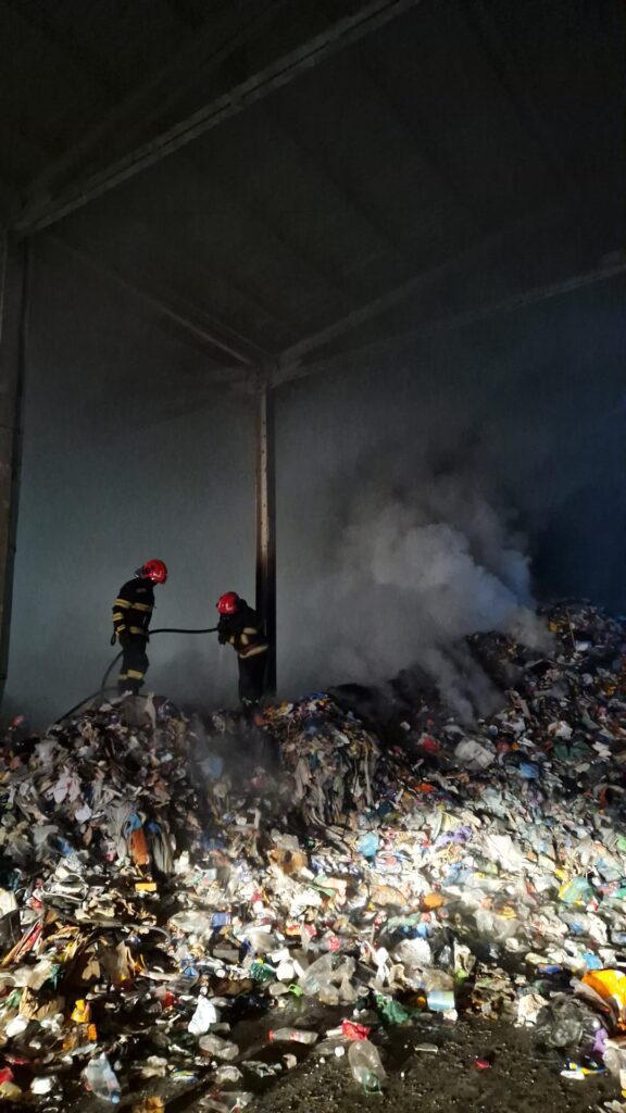 (VIDEO) Incendiu la stația de sortare a deșeurilor Mofleni