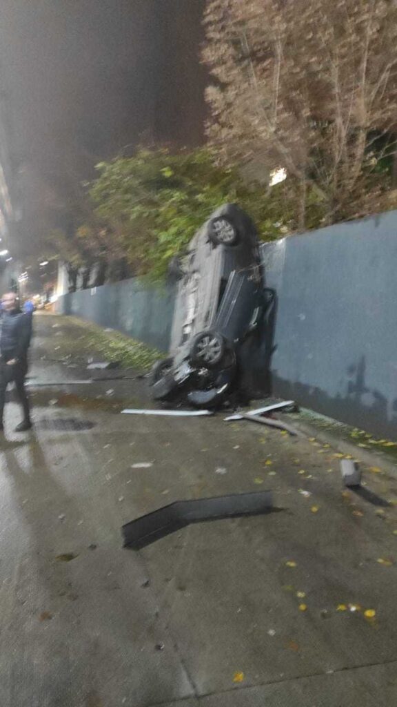 Maşină căzută de la etajul al doilea al parcării de la Mega Mall Bucureşti. Două persoane, rănite 