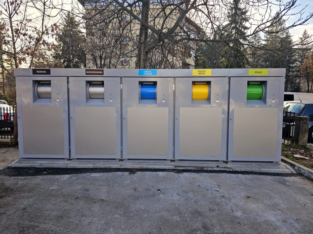 Toate cele 150 de insule ecologice montate în Râmnic pot fi folosite pentru aruncarea deșeurilor