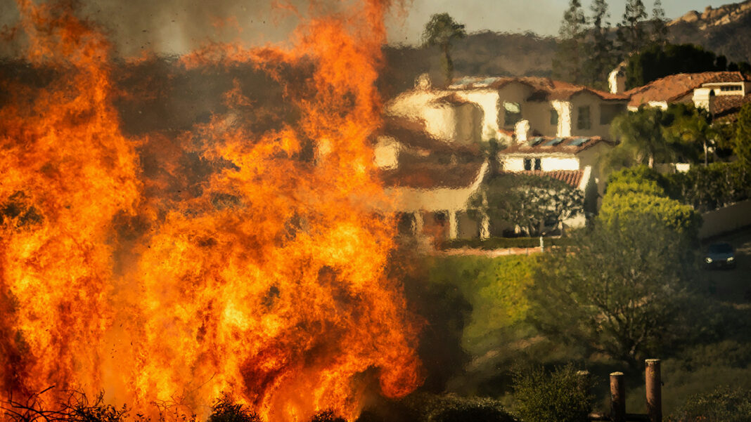 15779013_010825-cc-ap-california-wildfire-flames-neighborhood-1280-img Peste 1.000 de structuri au fost distruse în timp ce șase incendii separate