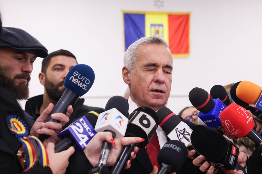 Aproximativ 2000 de persoane s-au adunat în hora lui Călin Georgescu din Capitală