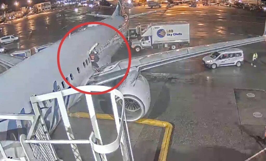 (VIDEO) O pasageră „anxiosă” a deschis ieșirea de urgență și a mers pe aripa avionului