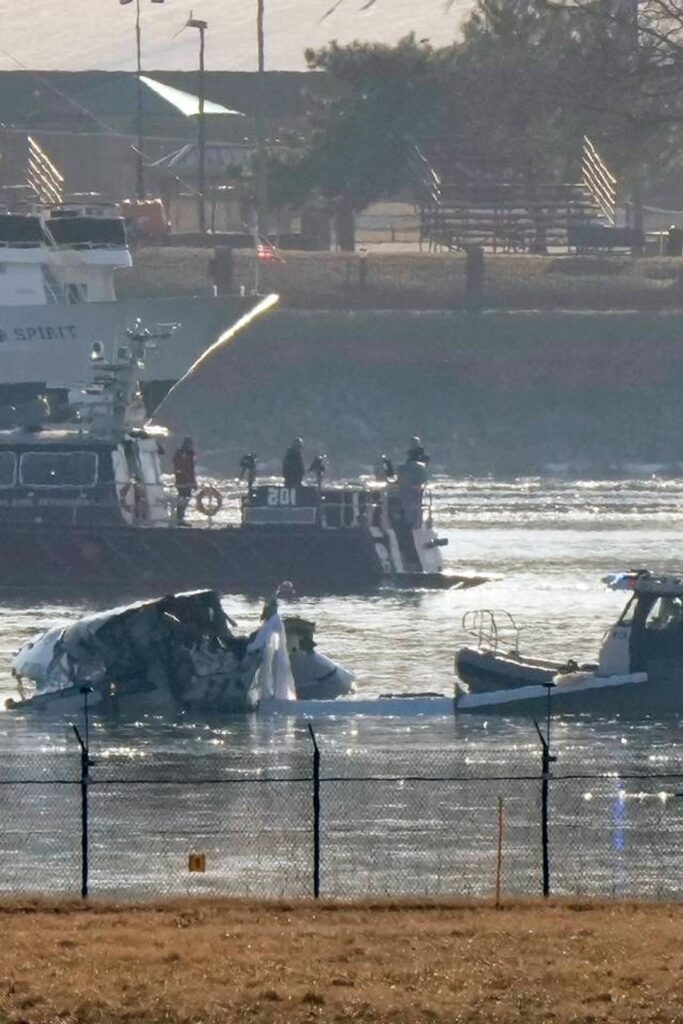 (VIDEO) Cele două cutii negre, recuperate de la locul accidentului aviatic din Washington DC