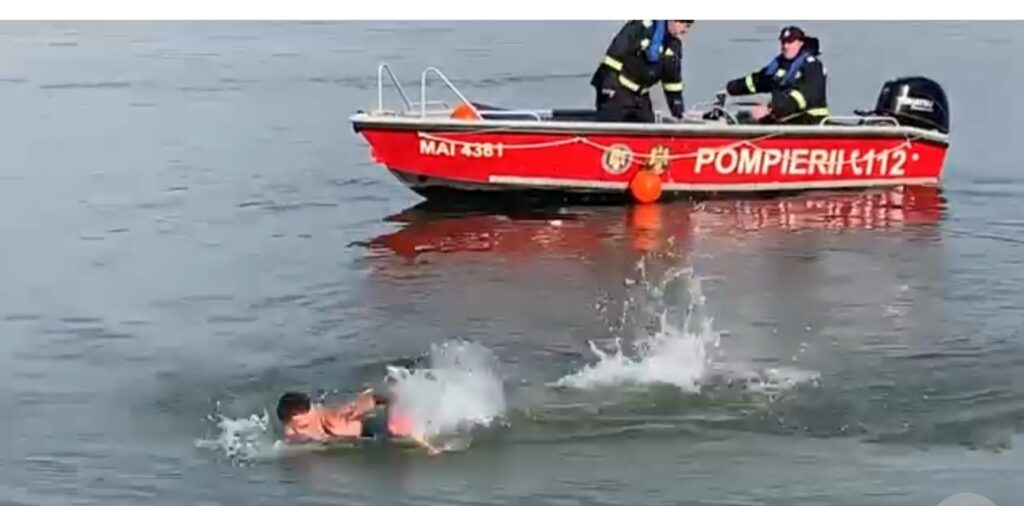 Un singur calafetean s-a aruncat în Dunăre după crucea aruncată de preoți