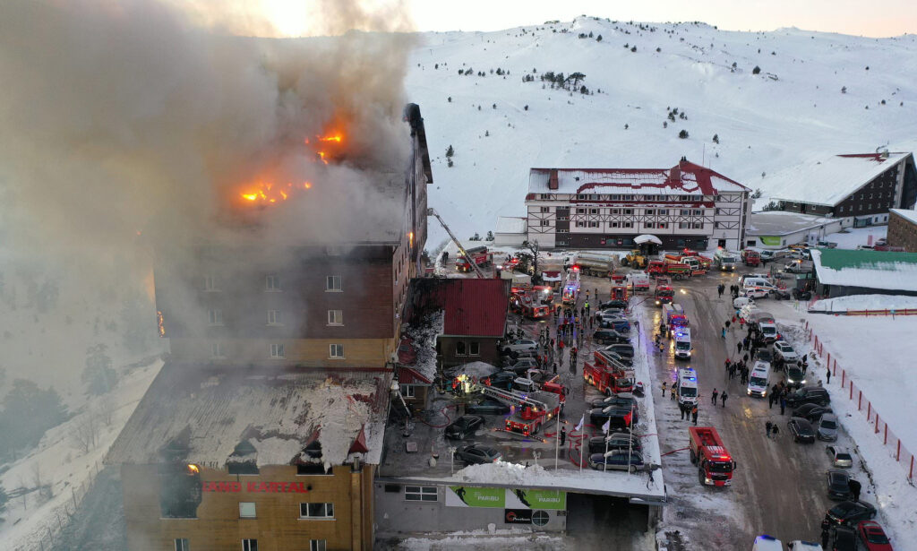 Incendiul la hotelul dintr-o populară stațiune de schi din Turcia a ucis cel puțin 66 de persoane