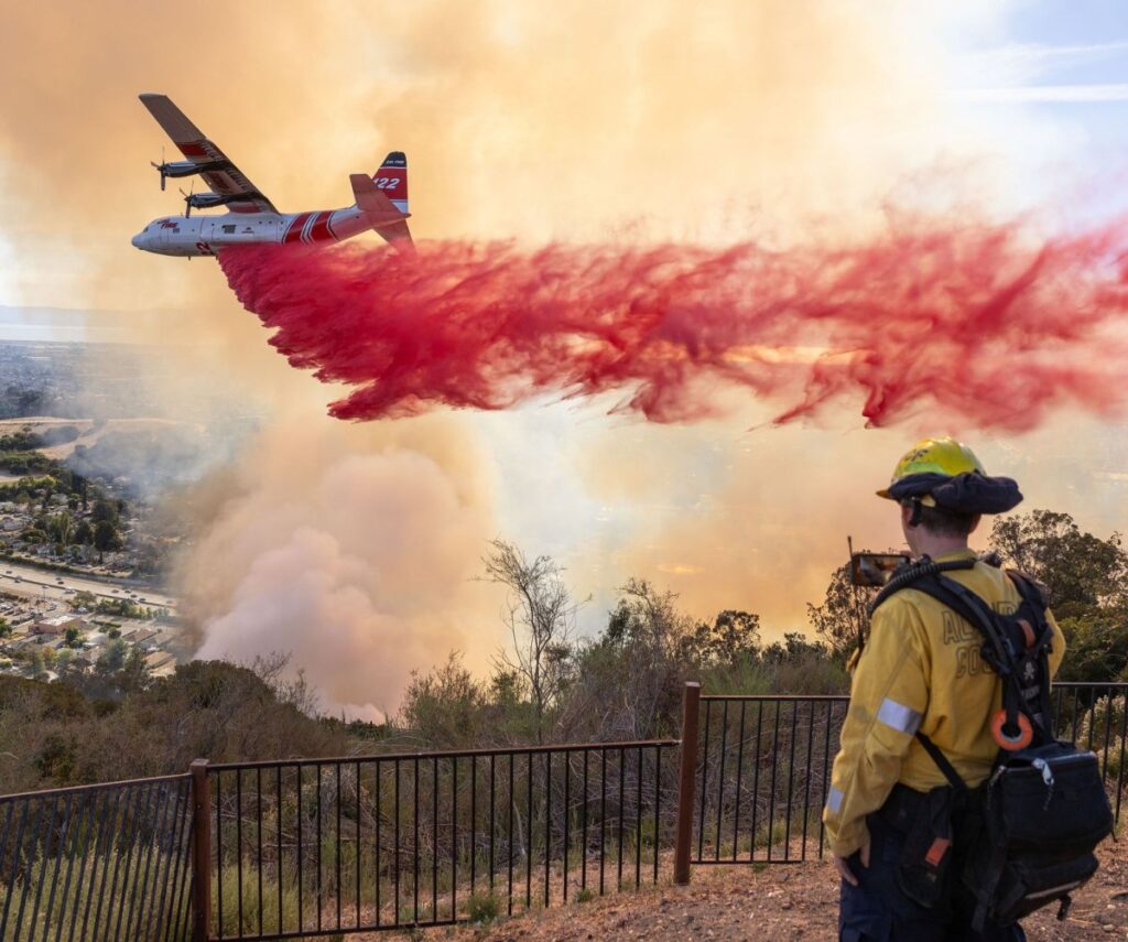 (VIDEO) Noul incendiu din California obligă mii de persoane să fugă