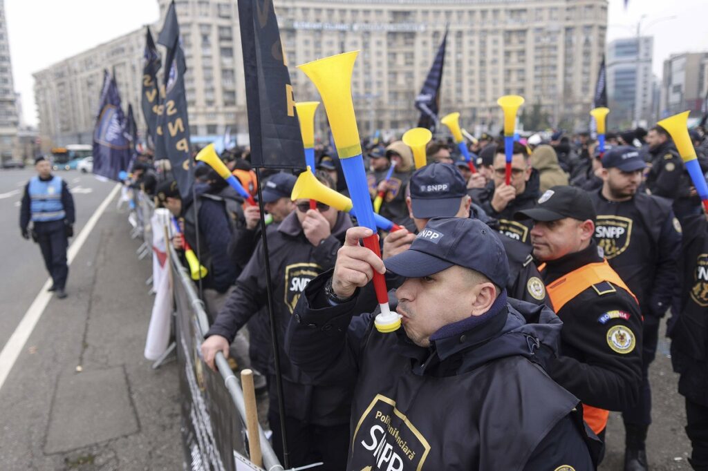 Ceferiști, rezerviști, polițiști, mineri, silvicultori și pensionari protestează în fața Guvernului