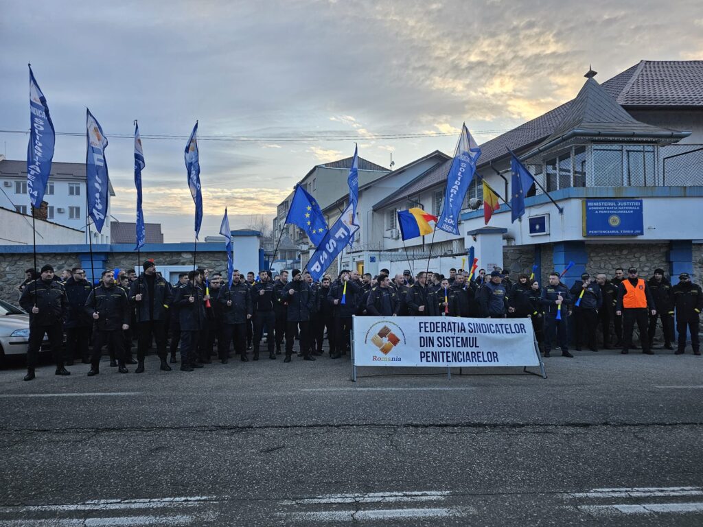 Angajații Penitenciarului Târgu Jiu ies din nou în stradă