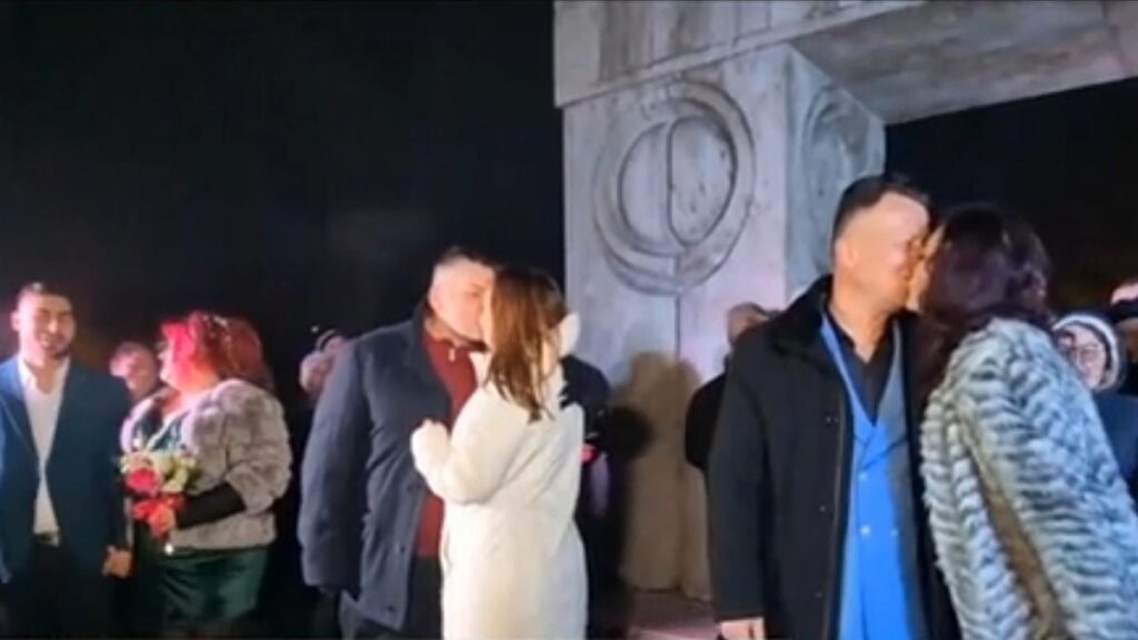 5 cupluri s-a căsătorit de Revelion la Poarta Sărutului