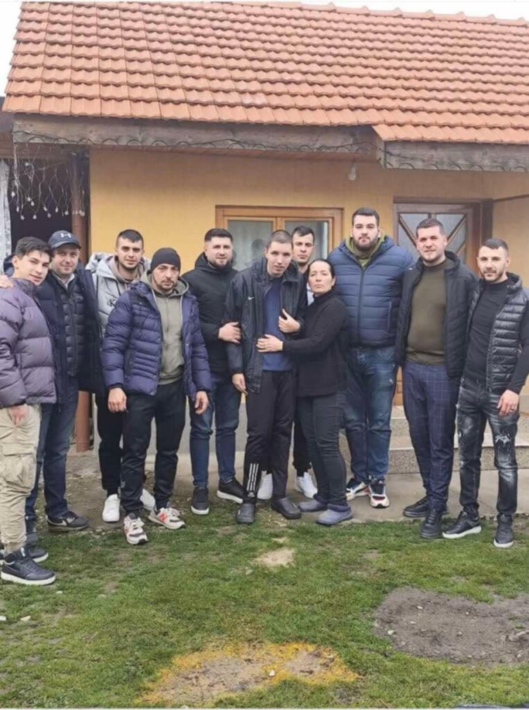 Tineri din Telești ajută un copil din satul Buduhala