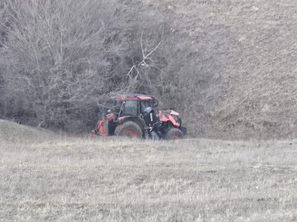 Bărbat mort după ce a căzut cu tractorul într-o râpă