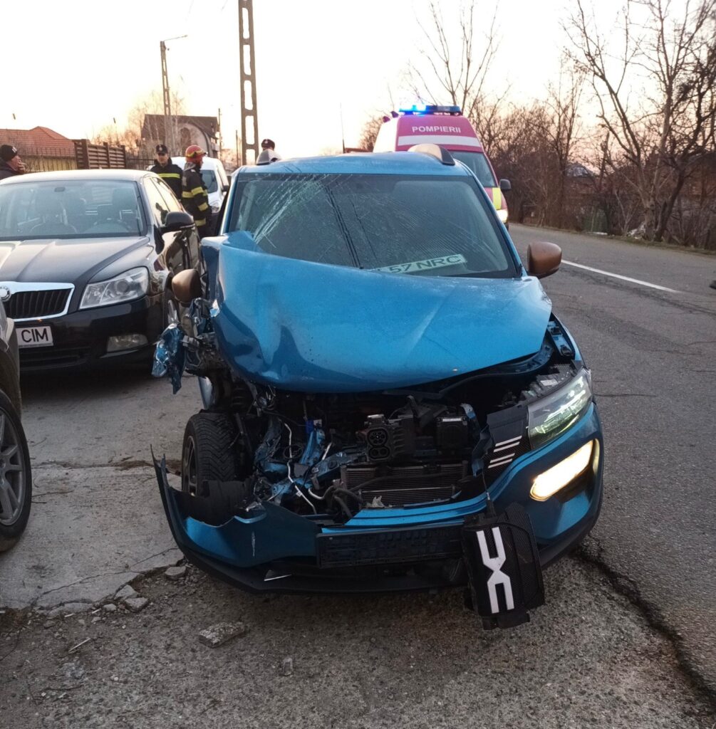Impact între o mașină și un camion, la Târgu Jiu