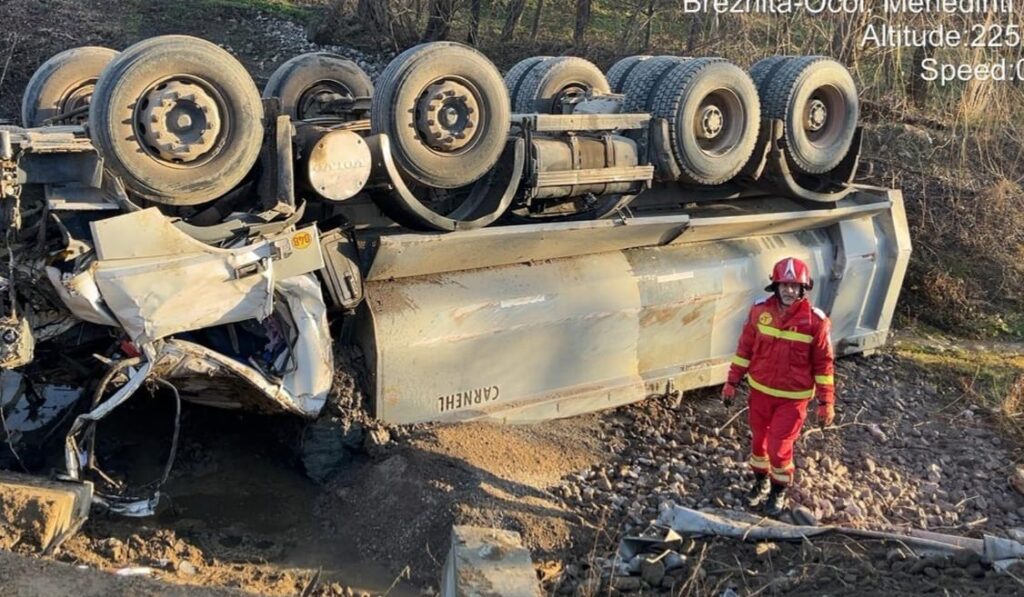 Mehedinți: O basculantă s-a răsturnat la Breznița-Ocol. Șoferul, rănit