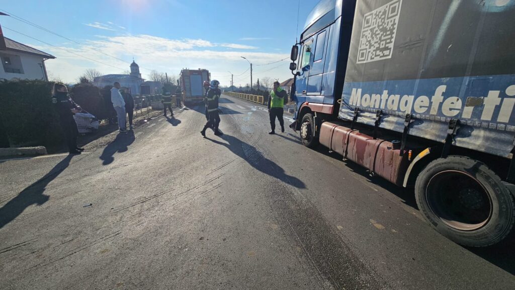 Mehedinți: O victimă după coliziunea dintre un autoturism și un camion