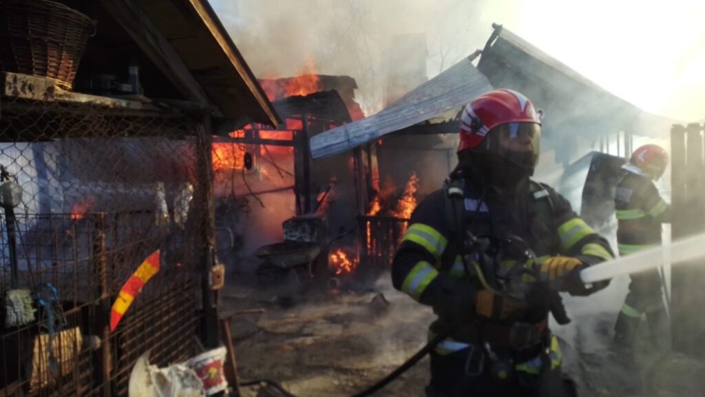 Vâlcea: Incendiu izbucnit la anexe gospodărești, în Slătioara