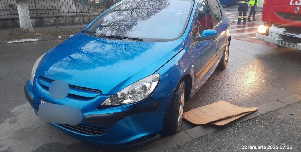 Accident rutier în Drăgășani. Două persoane, rănite
