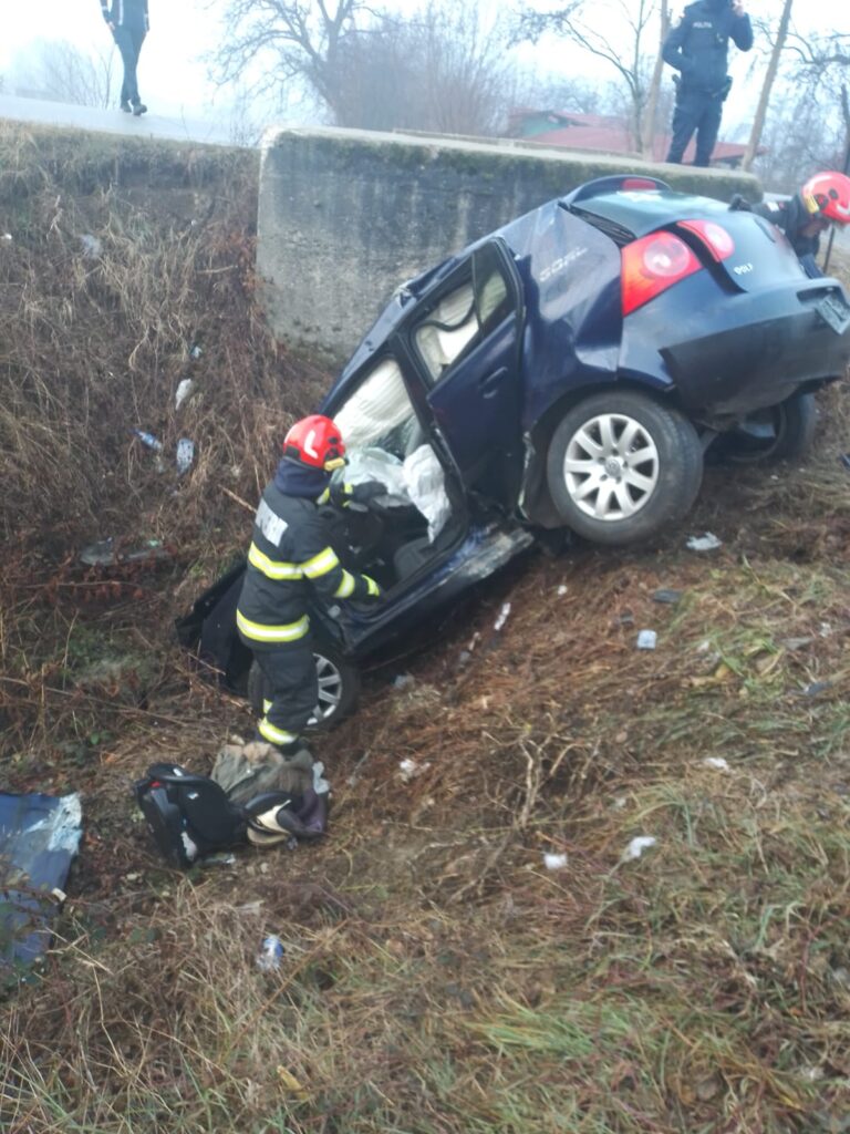 Vâlcea: O tânără s-a rănit, după ce a ajuns cu mașina în decor