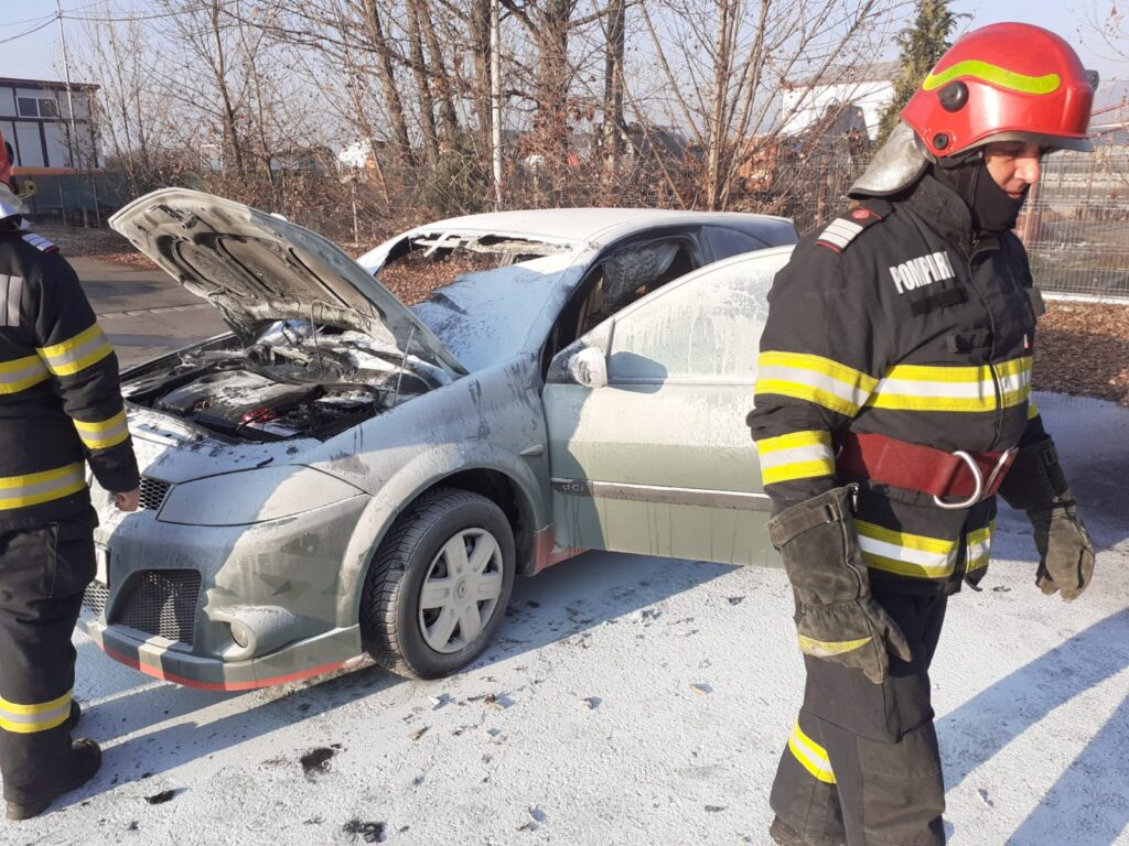 Incendiu la un autoturism, în Râmnicu Vâlcea