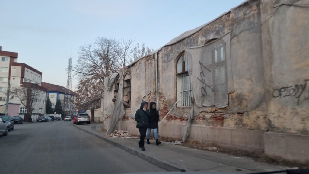 Atenţie, craioveni! Cad cărămizi din fostul Liceu Sanitar